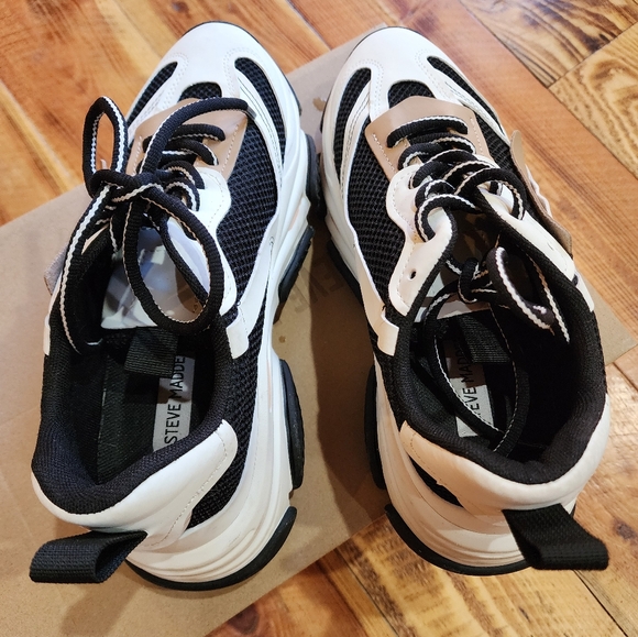 Sneakers - Picture 6 of 6